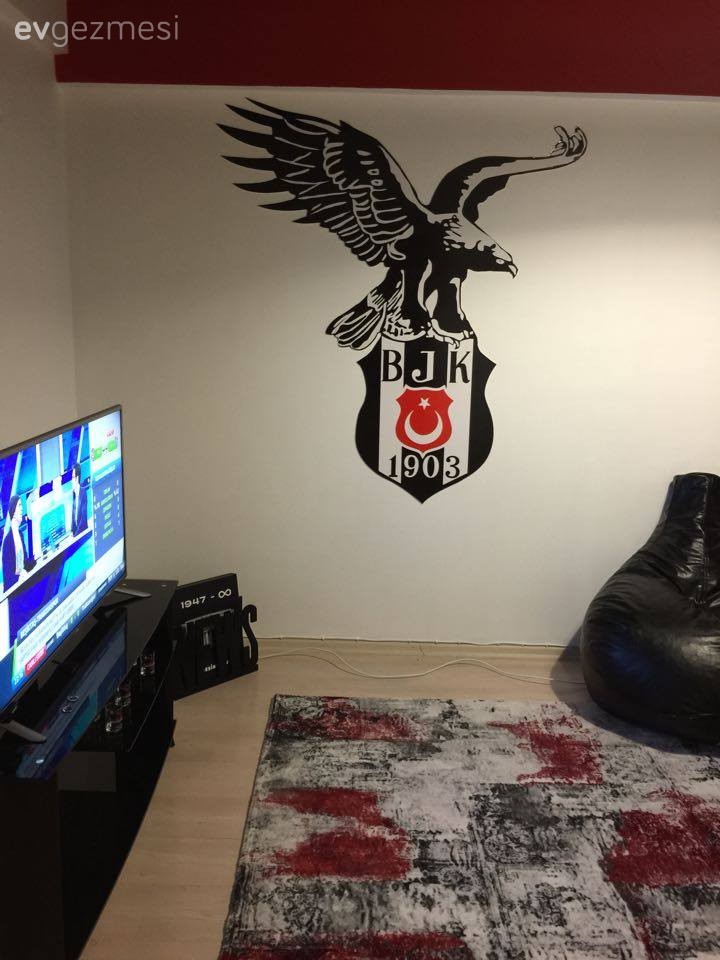 Bu evde avangart mobilyalar cesur renklerle birlikte.