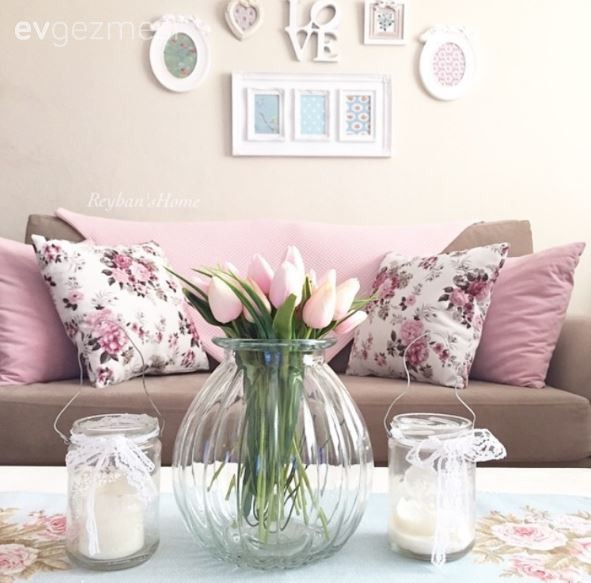 Reyhan hanımın odağında çiçeklerle, zarif ve iç açıcı evi..