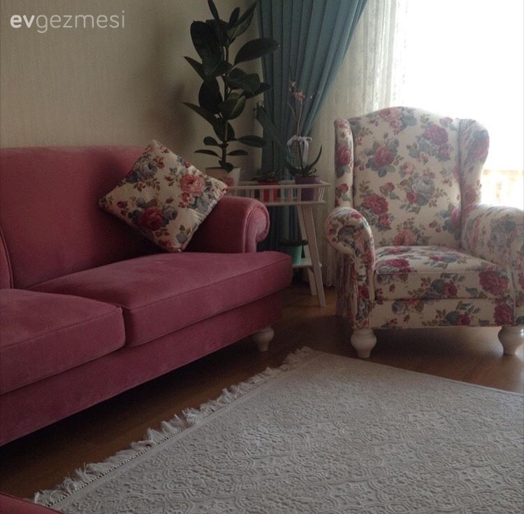 Gamze hanımın küçük alanda cıvıl cıvıl hava yakaladığı evi..