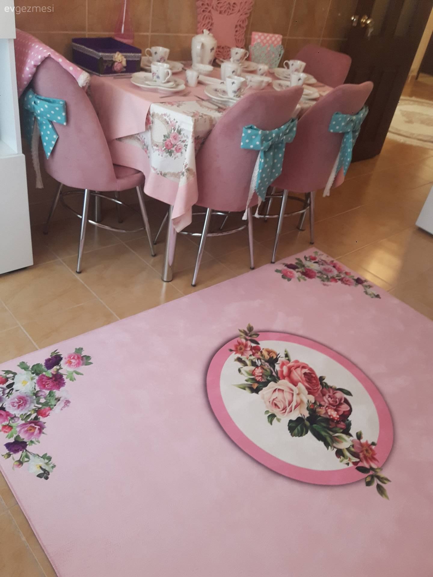 Stil ve renklerin uyumunun ön planda olduğu bir dekor. Berrin hanımın evi.