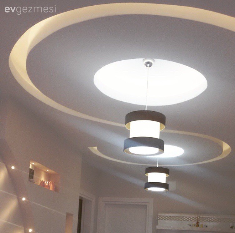 Seda hanımın gösterişli tavanlarla şekillenen şık evi.