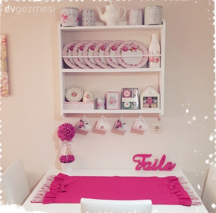 Klasik stilde pembe ve beyaz ağırlıklı bir ev..