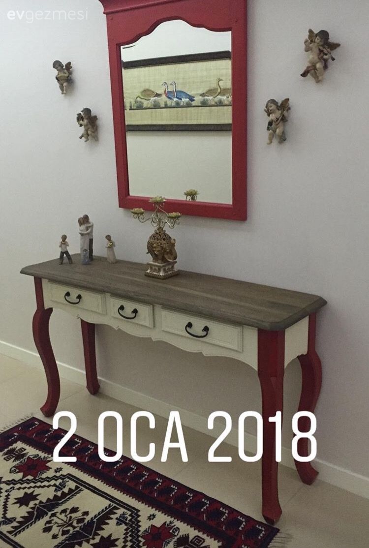 Dresuar, Antre, Ayna, Kırmızı