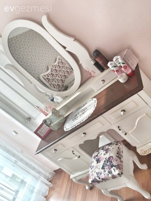 Pastel renklere kırmızı vurgusuyla, Fidan hanımın sıcacık evi..