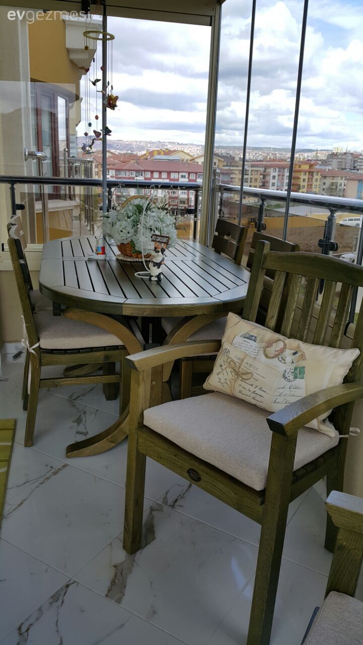 Hülya hanımın modern beyaz mutfağı ve cıvıl cıvıl balkonu..