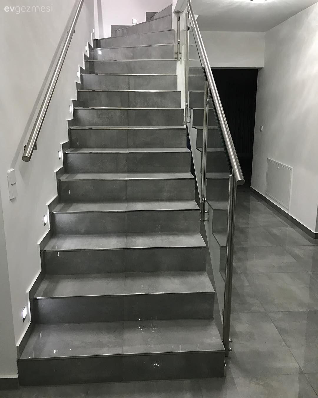 Bu evin modern çizgisi sıcak renkler ve doğal malzemelerle tamamlanmış.