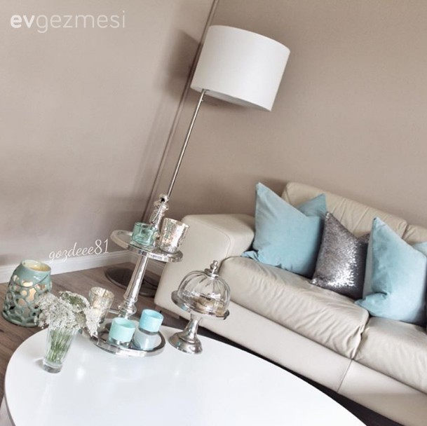 Doğal tonların maviyle karakterlendiği, abartıdan uzak, şık bir dekor.