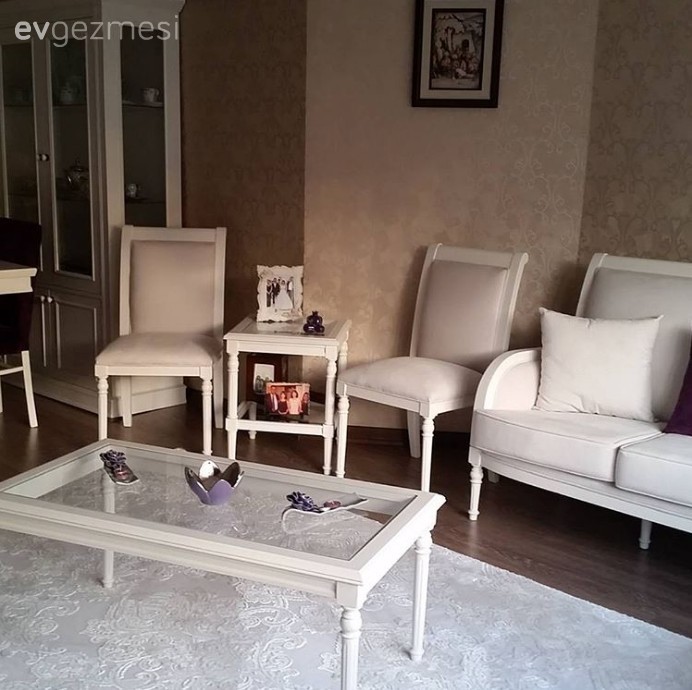 25 yıllık mobilyaların yenilenmesiyle, dönüşüm geçirmiş bir salon..