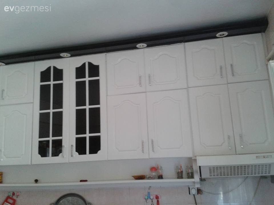 Nurcan Hanım'ın boyayarak yenilediği mutfağı