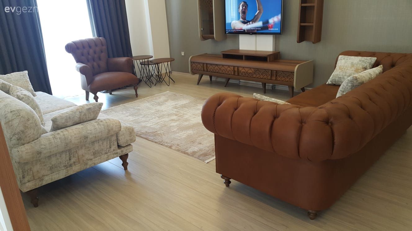 Salon, Tv ünitesi, Ahşap Mobilya, Turuncu, Chesterfield, Fon perde, Perde, Berjer, Halı, Yeşil duvar, Tv kablolarını gizlemek, Vivense.com