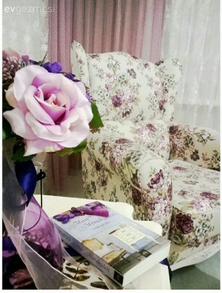 Yasemin hanımın aydınlık renkleri tercih ettiği cıvıl cıvıl evi..