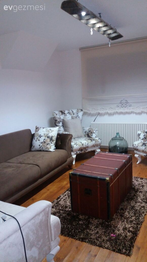 Özlem hanım ve eşinin emekleri ile restore ettikleri aile yadigarı evleri..