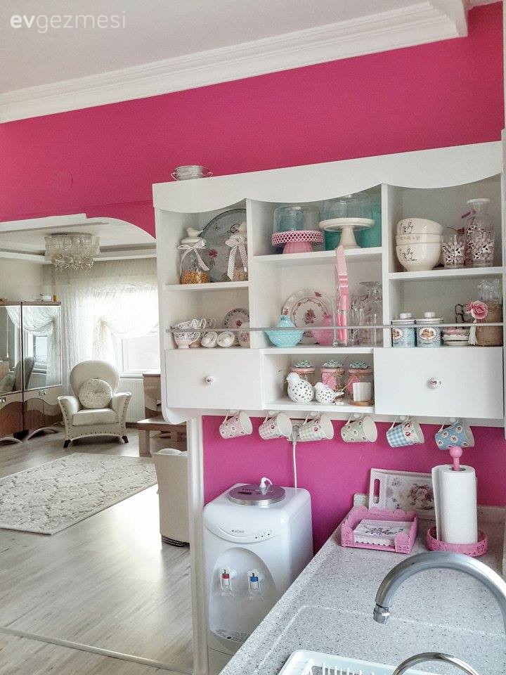 Gökçe hanımın göz alıcı renk çıkışlarıyla, şaşırtıcı ve zevkli evi..