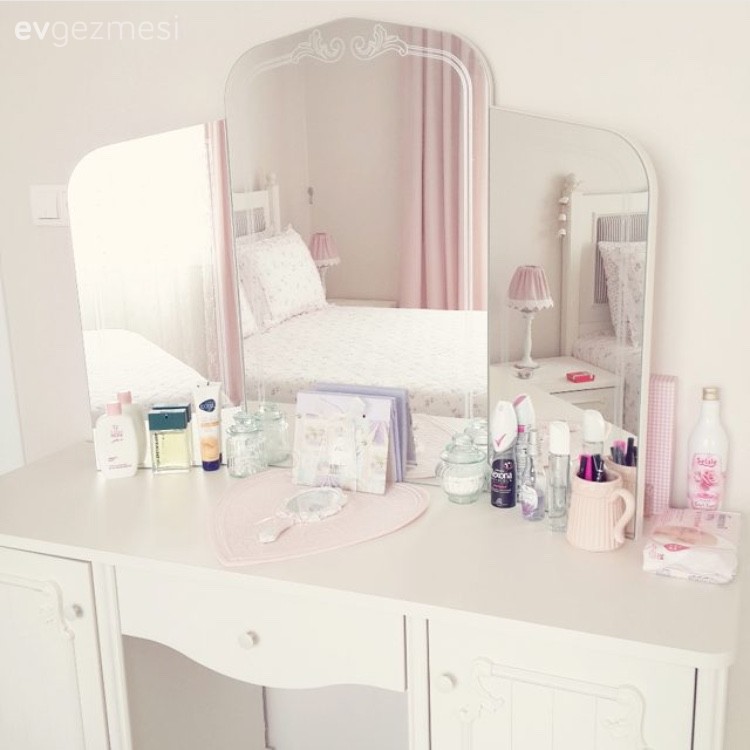 Hatice hanımın çiçekler açan pastel evi..