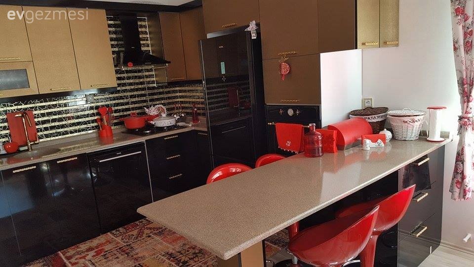 Açık, koyu pembe tonları ve altın vurgusuyla şık ve cıvıl cıvıl bir ev..