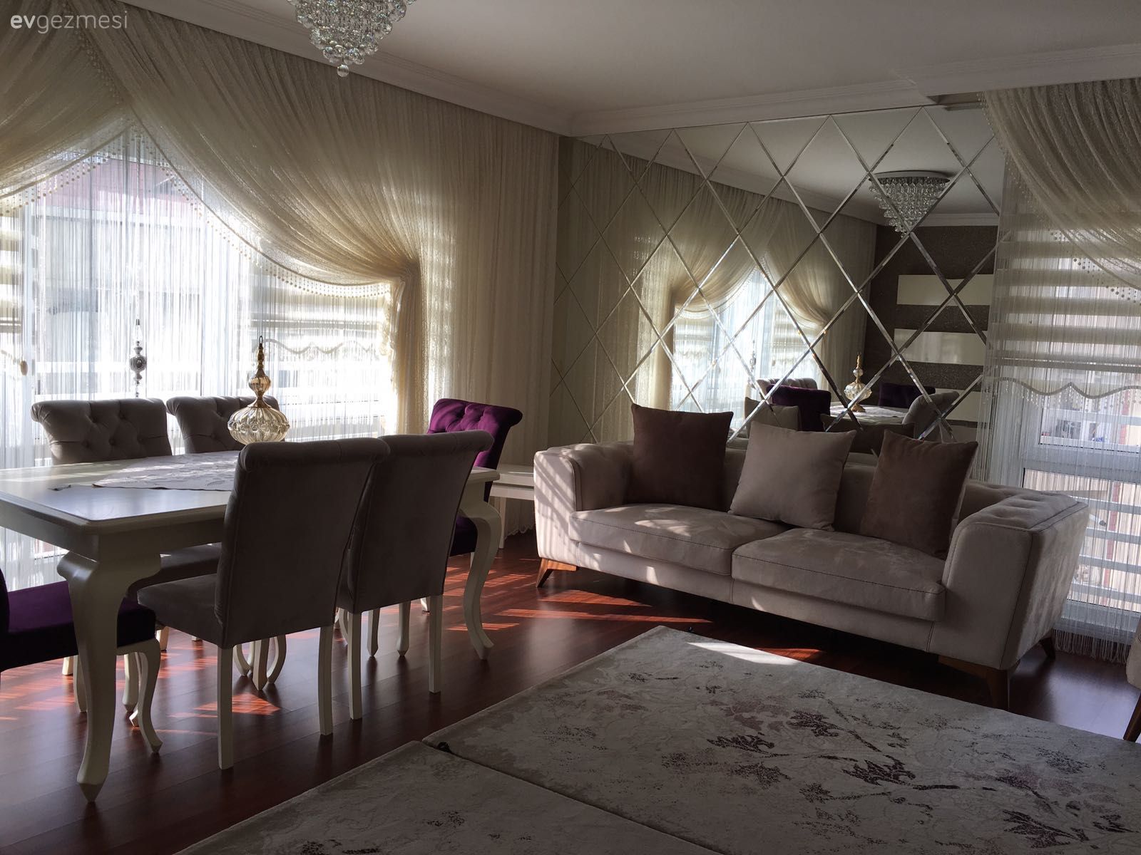 Bu Ev Sade Çizgileri Tamamlayan Klasik Detaylarla Şık ve Gösterişli!