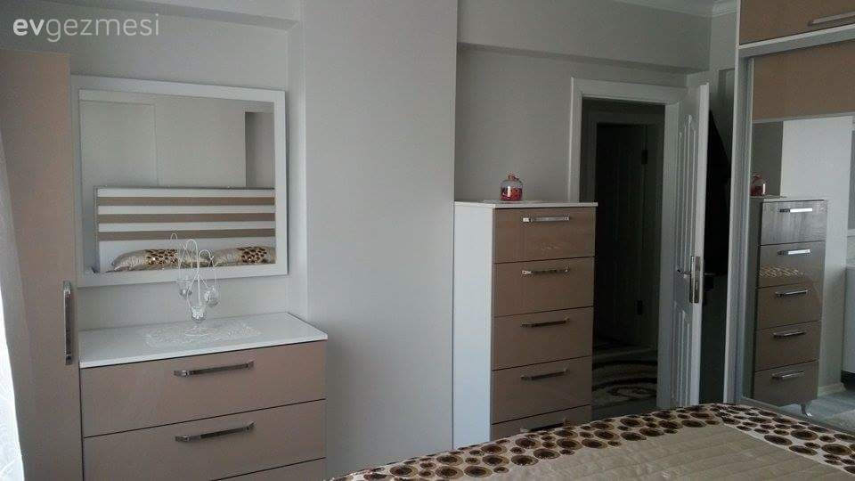 14 sene sonra yenilenen bu evin yeni dekoru konforlu ve uyumlu..