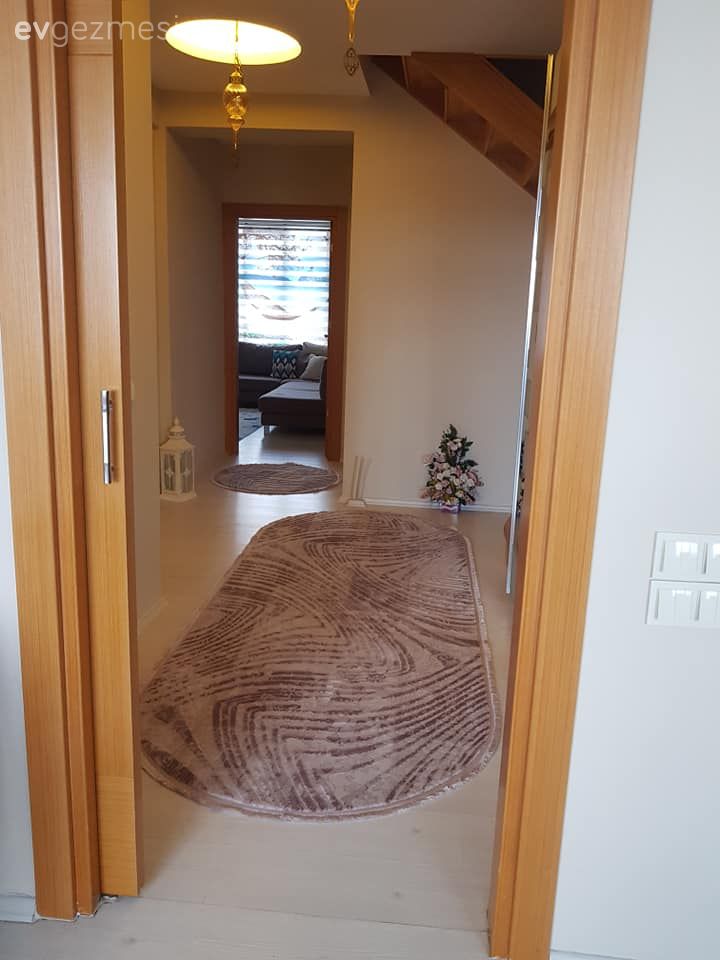 Mutfak ve oturma alanının birlikte olduğu bu odanın parkeleri değişecek. Ne seçmeli?