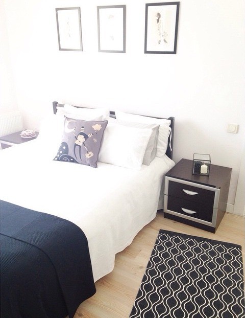 Beyazın canlı renklerle kombinlendiği içimizi açan bir ev