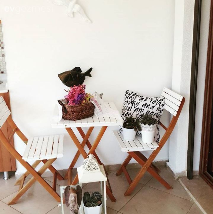 Sivel hanımın, beyazların sarı vurgu ile neşeli bir görünüm aldığı evi