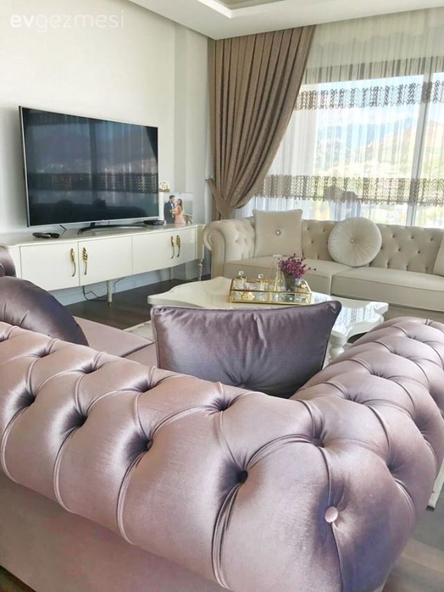 Salon, Tv ünitesi, Mor, Chesterfield, Beyaz, Fon perde, Perde, Tül perde, Altın, Altın tepsi