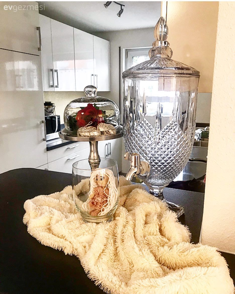 Kırmızı Detaylar Bu Eve Cazibe Katıyor