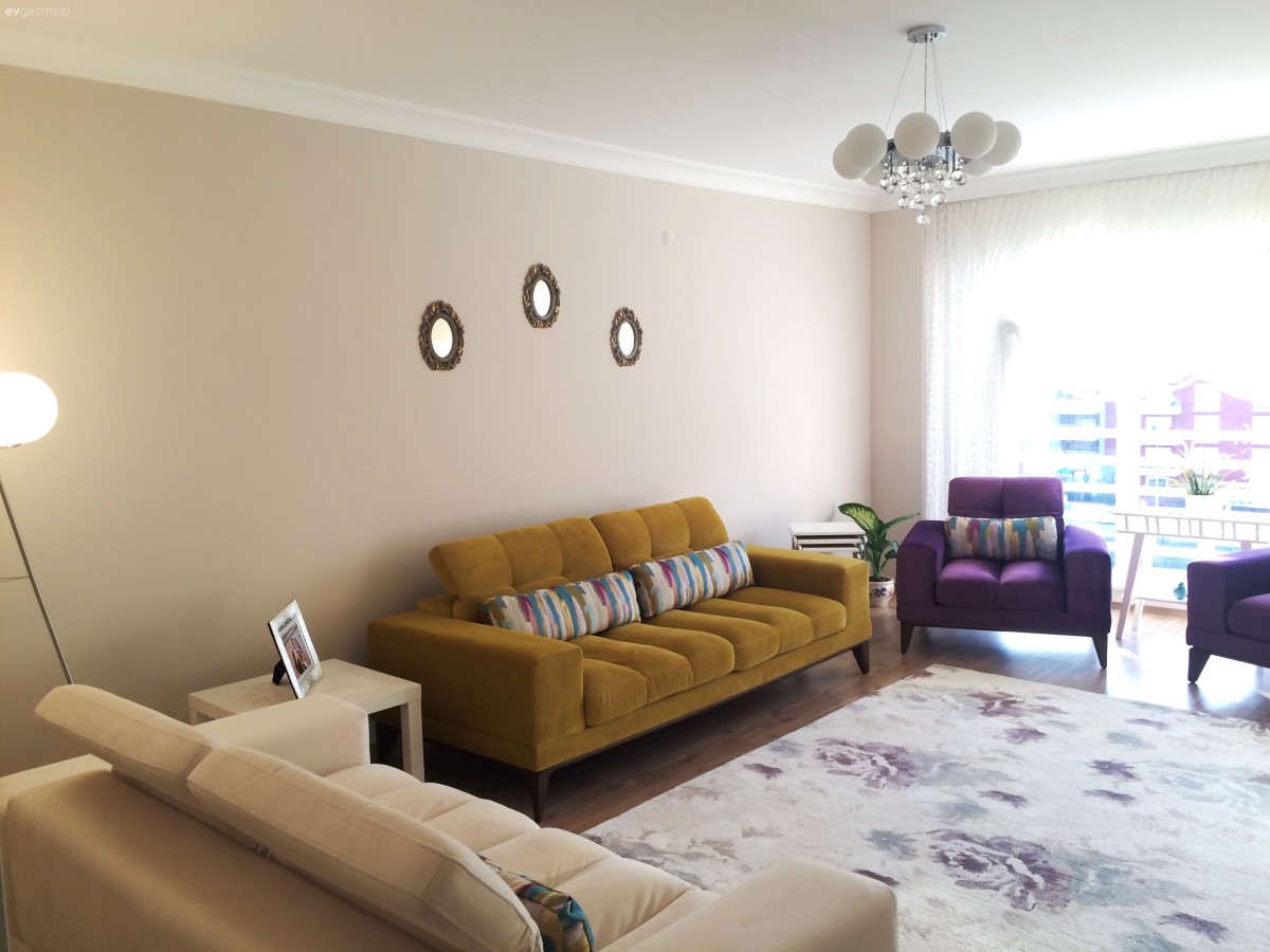 Nejla hanımın enerjik renklerle, sade ve cıvıl cıvıl evi..