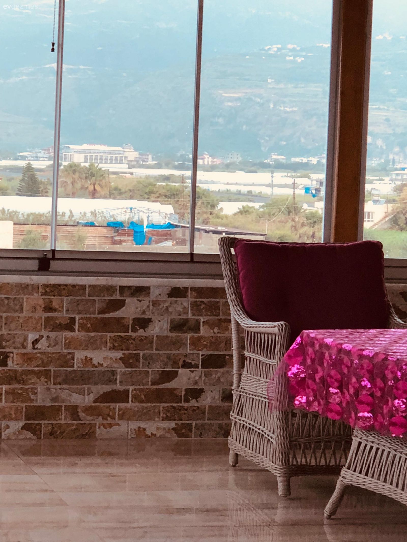 Manzaralı evler, Balkon oturma grubu