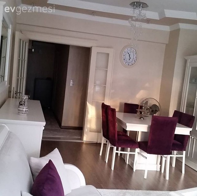 25 yıllık mobilyaların yenilenmesiyle, dönüşüm geçirmiş bir salon..