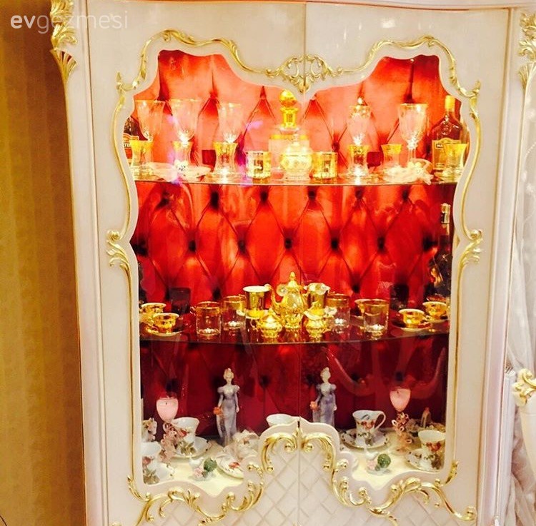 Altın, Kırmızı, Salon