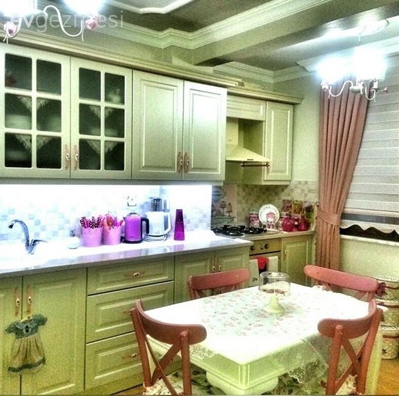 Beyaz mutfak, Fon perde, Mutfak, Pembe, Mutfak masası, Perde