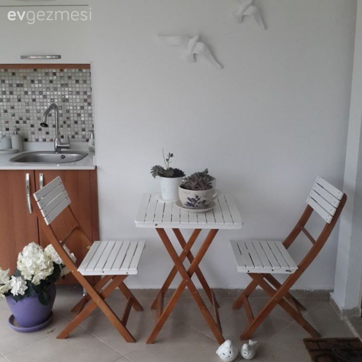 Sivel hanımın, beyazların sarı vurgu ile neşeli bir görünüm aldığı evi