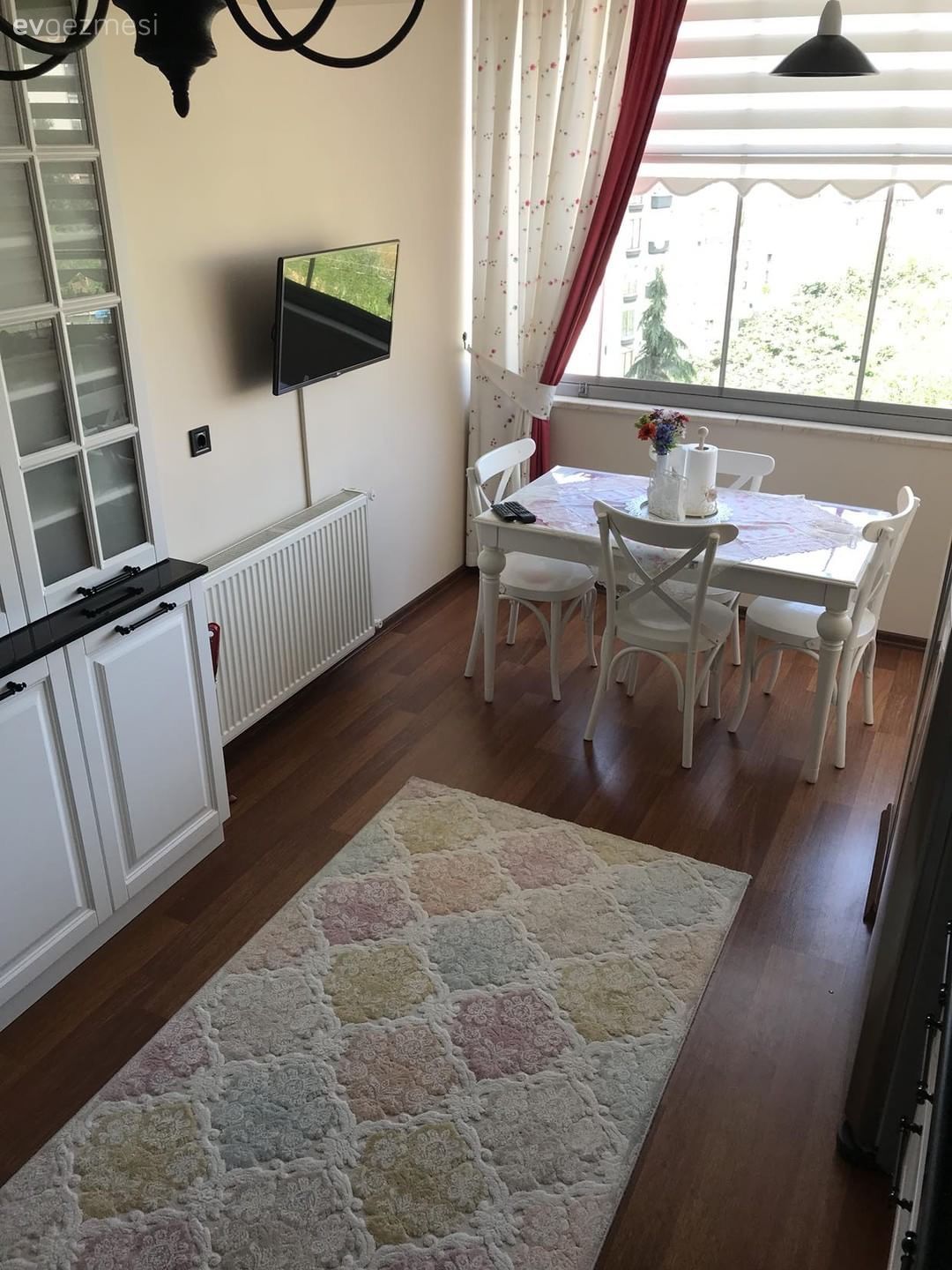 Eskinin ve yeninin tam arasında bir zamanda. Zeynep hanımın evi..