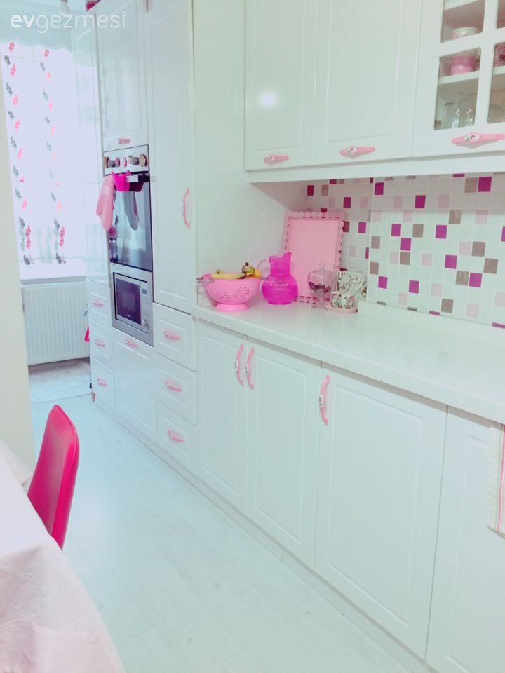 Songül hanımın pastel pembe tonları ile şekillenen tatlı evi..