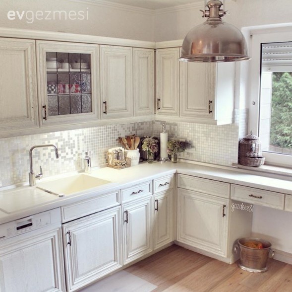 Doğal tonların maviyle karakterlendiği, abartıdan uzak, şık bir dekor.