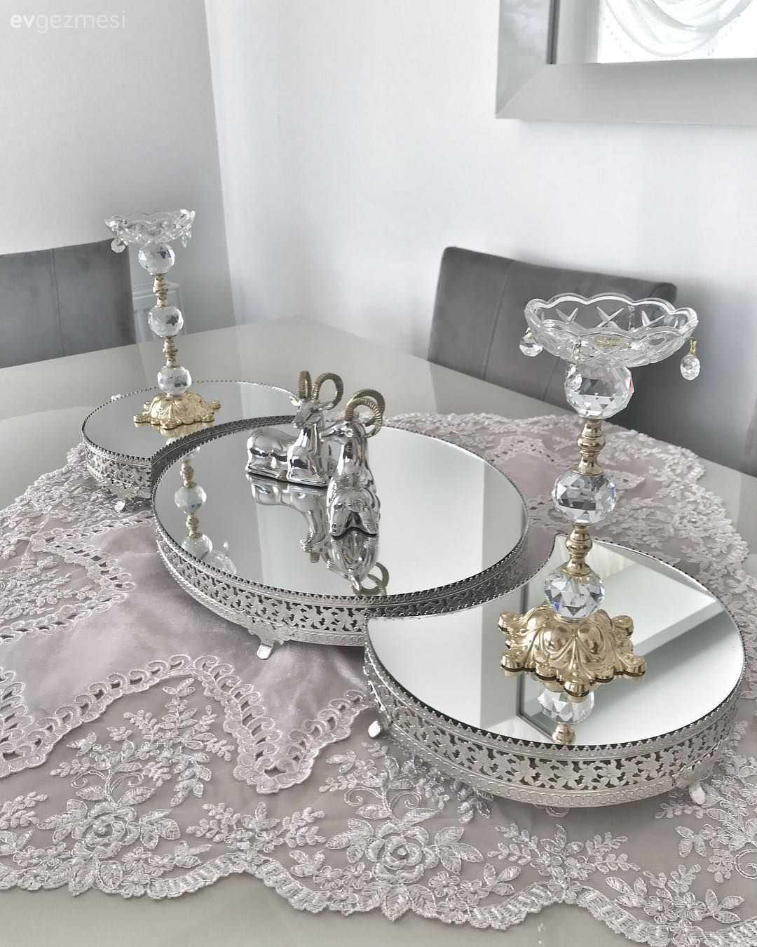 Ezginur hanımın yeni dekorunda modern çizgi ve sadelik ön planda..