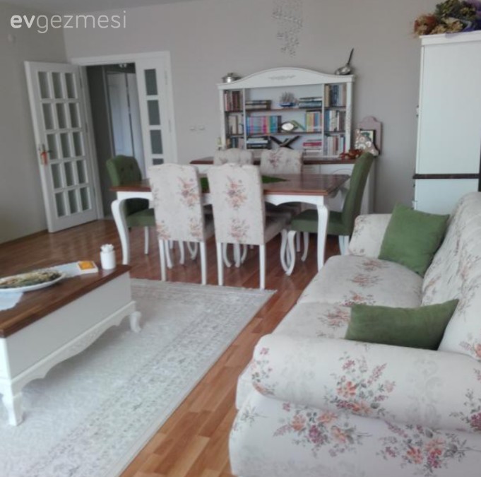 Yeşil vurgusu ve yumuşak renk ve desenlerle döşenmiş naturel bir ev..