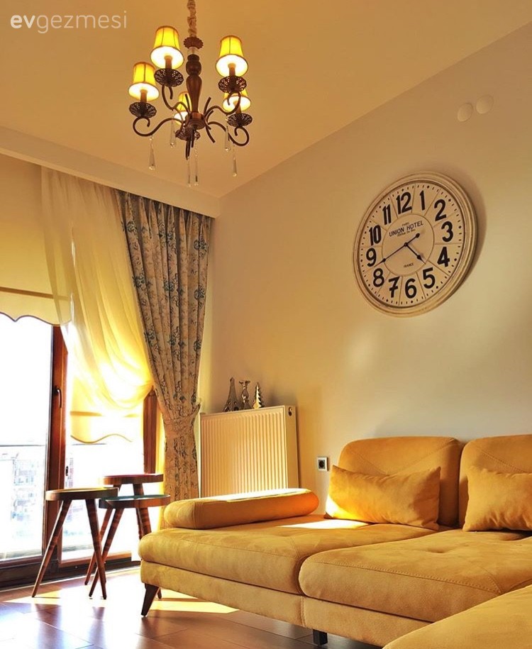 Avize, Fon perde, Oturma Odası, Duvar saati, Sarı, Yan sehpa, Perde, Aydınlatma, Köşe koltuk, şapkalı avize, Renkli evler