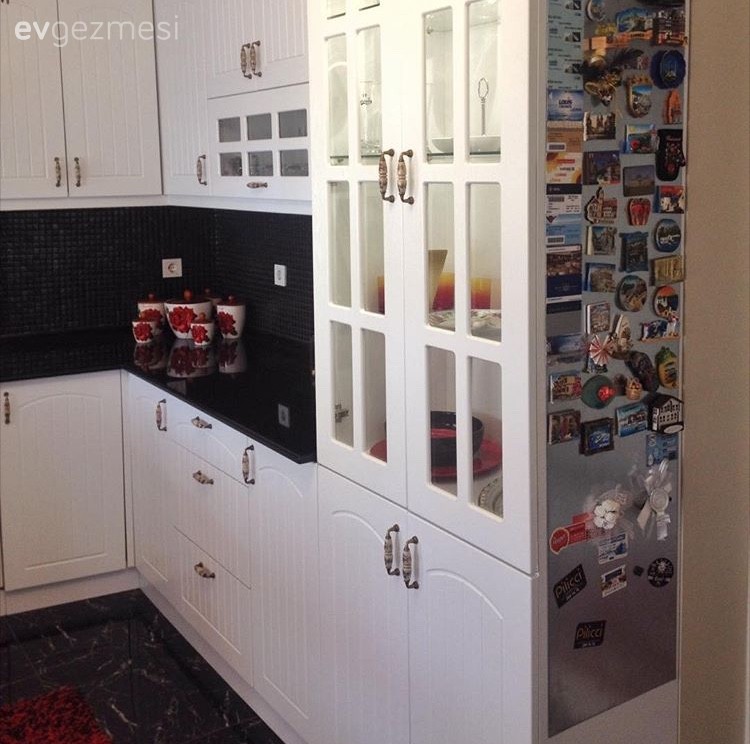 Buse hanımın kırmızı, siyah ve beyaz renklerde, şık mutfağı..