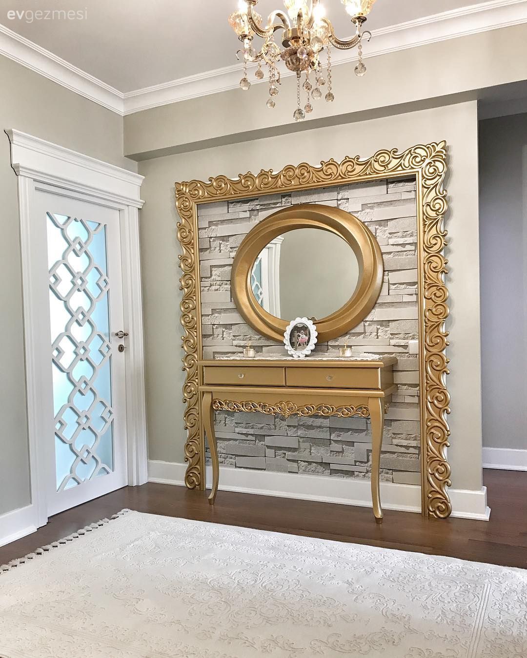 Dresuar, Ayna, Antre, Avize, Altın, Beyaz halı, Halı