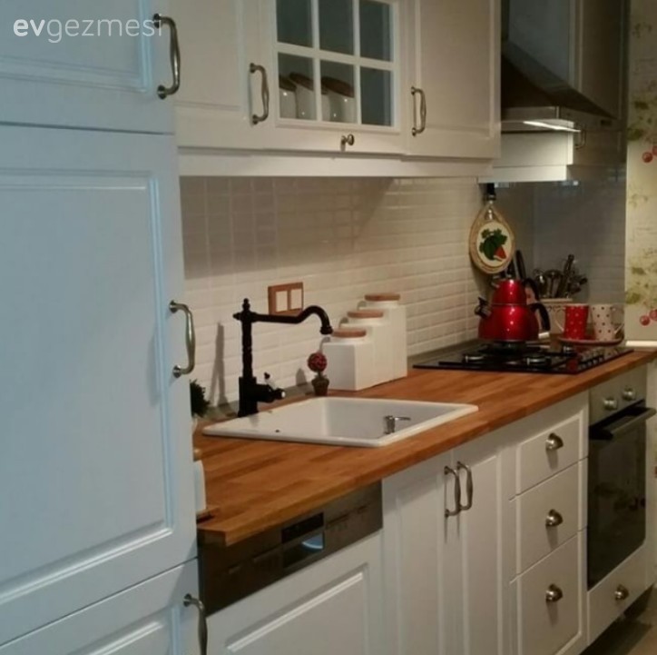 Pastel tonlarla country stil bir ev..