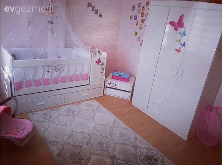 Burcu hanımın siyah-beyaz kontrastında, sürekli değişim içindeki evi..