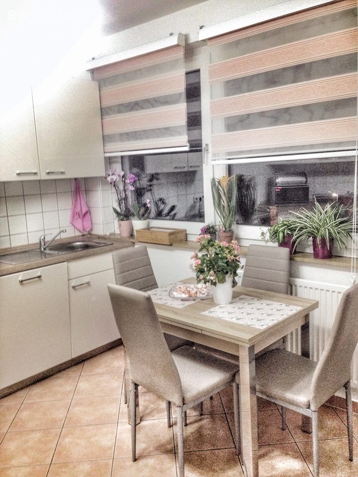 Pembe tonlarının beyaz mobilyalarla kullanıldığı zarif bir ev..