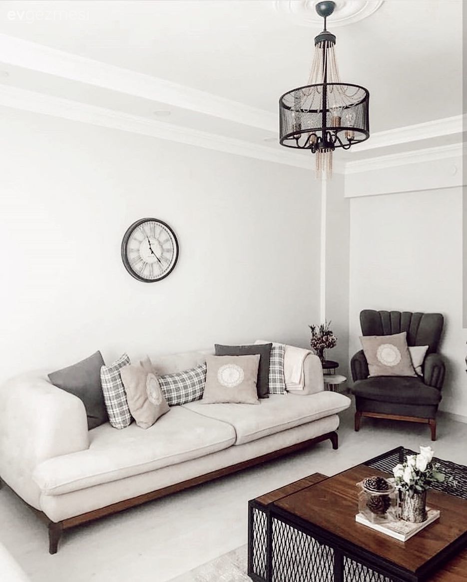 Salon, Berjer, Metal ayaklı sehpa, Krem, Kahverengi, Beyaz halı, Duvar saati, Avize, Salon avizesi