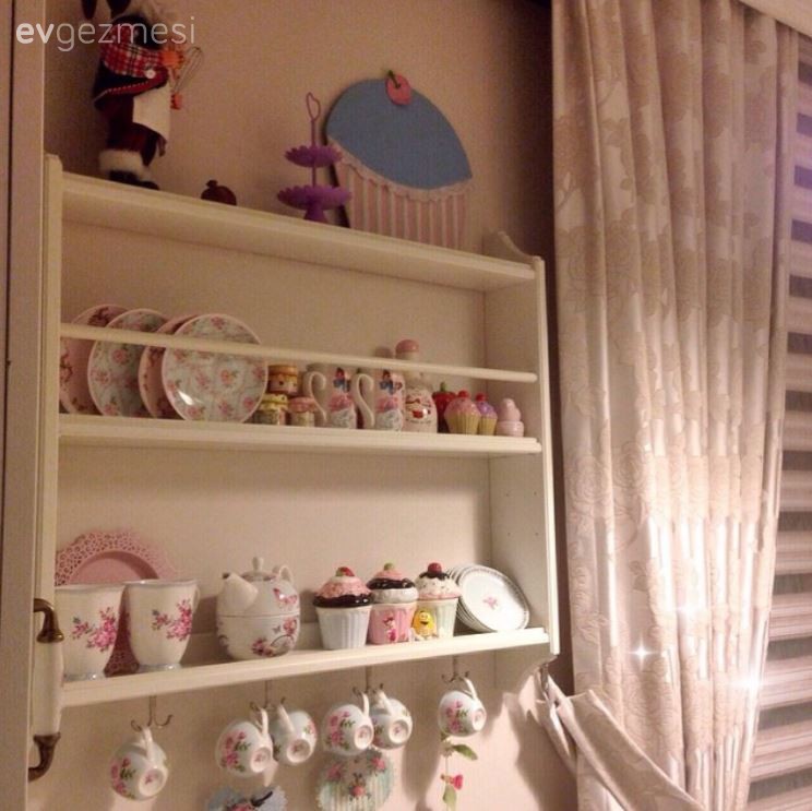 Arzu hanımın renkleri doyasıya kullandığı cıvıl cıvıl evi..