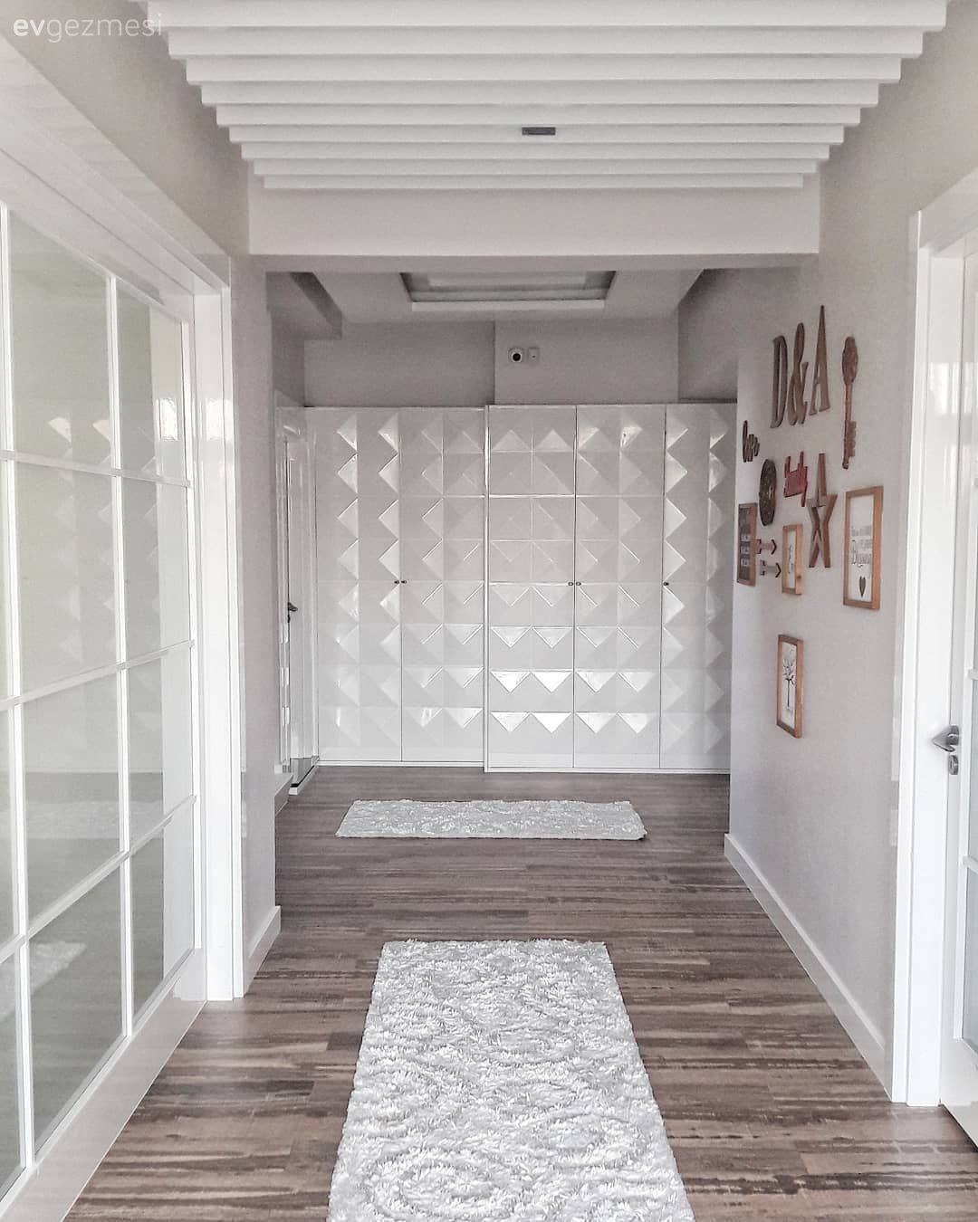 Hol, Petek kaplama, Asma tavan, Duvar dekorasyonu