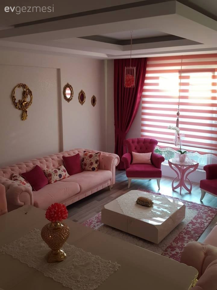Açık, koyu pembe tonları ve altın vurgusuyla şık ve cıvıl cıvıl bir ev..