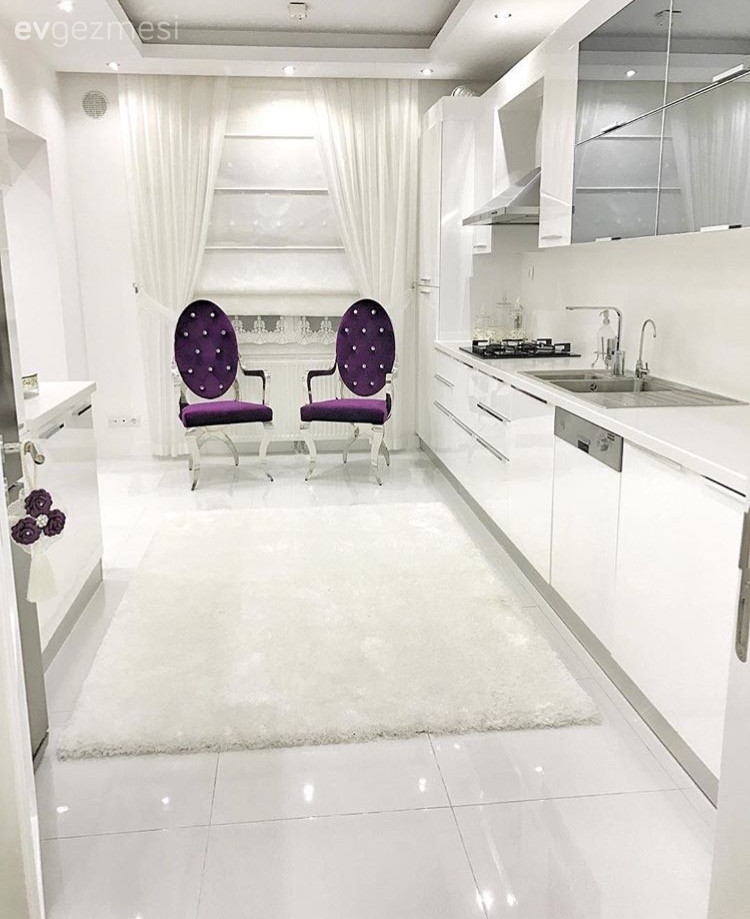 Beyazın büyüsünde, iddialı ve şık bir ev..