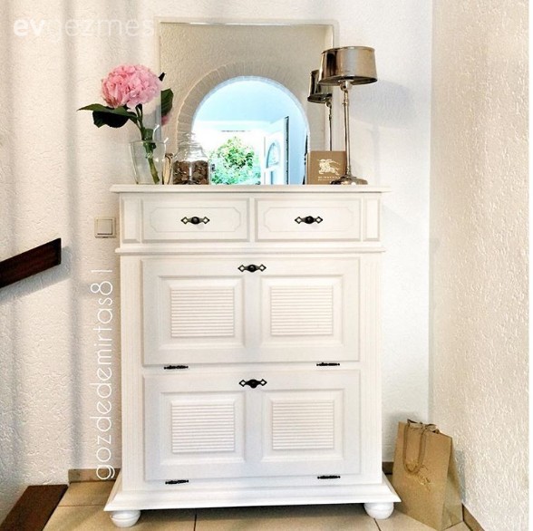 Doğal tonların maviyle karakterlendiği, abartıdan uzak, şık bir dekor.