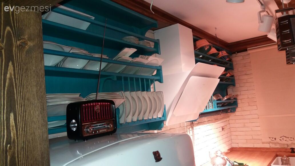 Özlem hanım ve eşinin emekleri ile restore ettikleri aile yadigarı evleri..